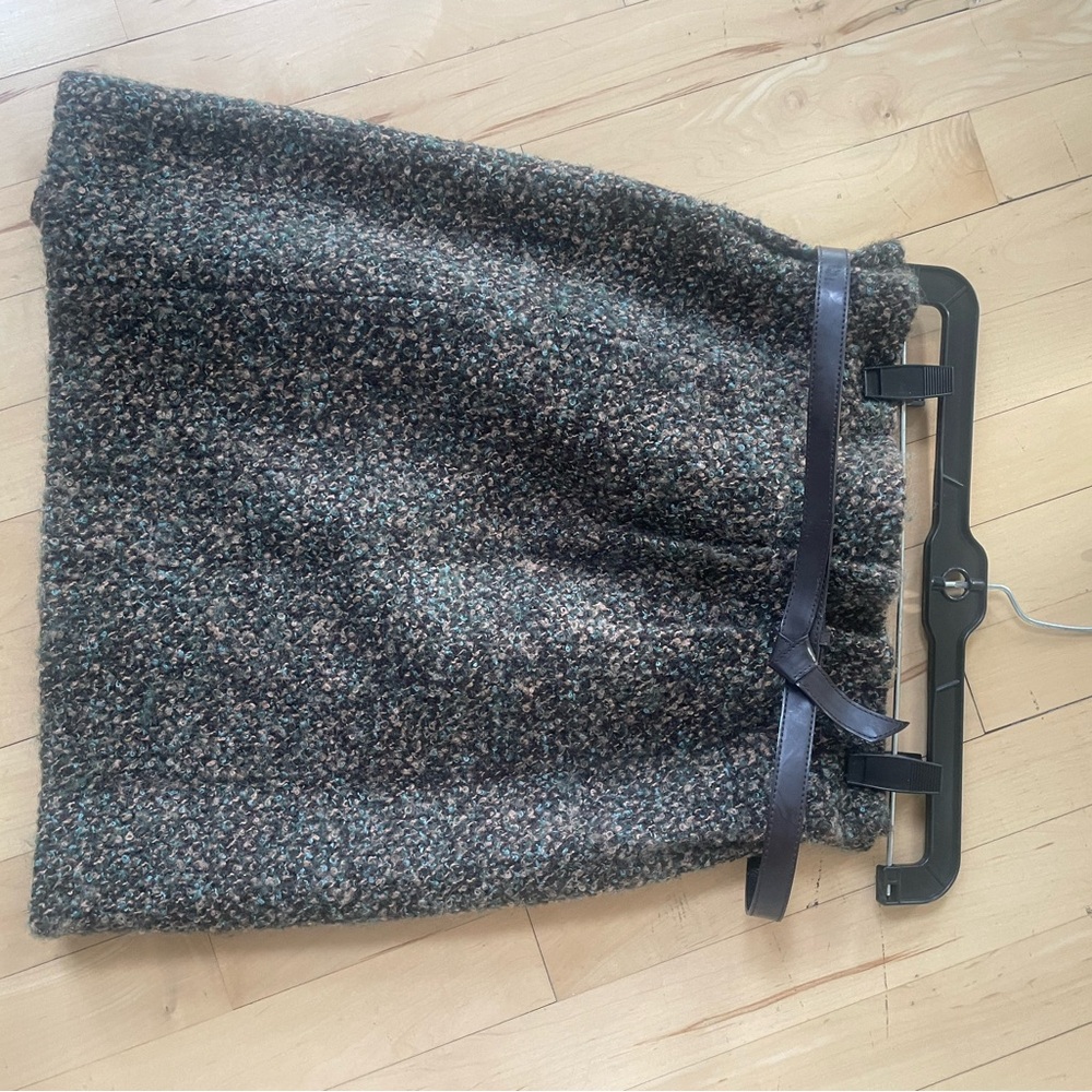 Like new Milly boucle skirt with “paper bag” waist and detachable belt.